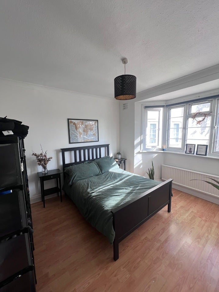 Flat Eagle Lane in Greater London