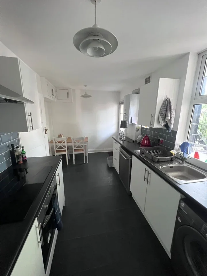 Flat Eagle Lane in Greater London