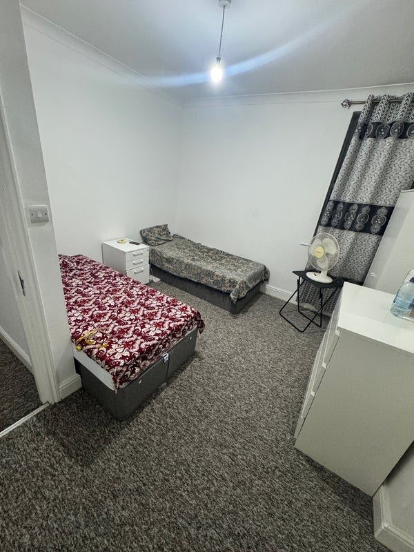 Room Harpenden Road in Greater London