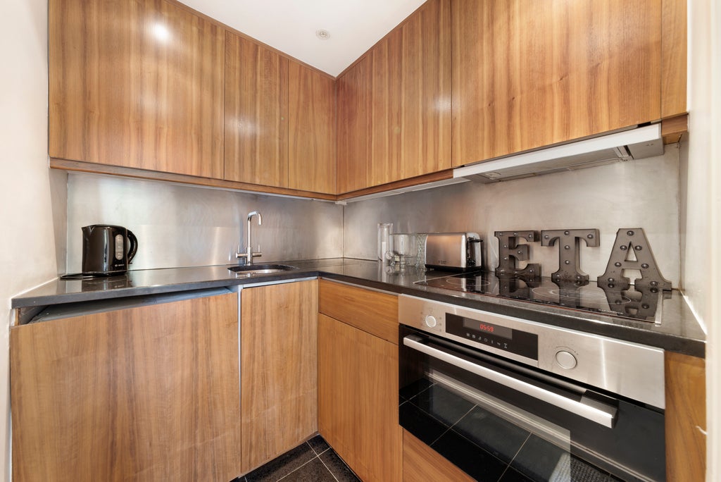 Flat Cornwall Gardens in Greater London