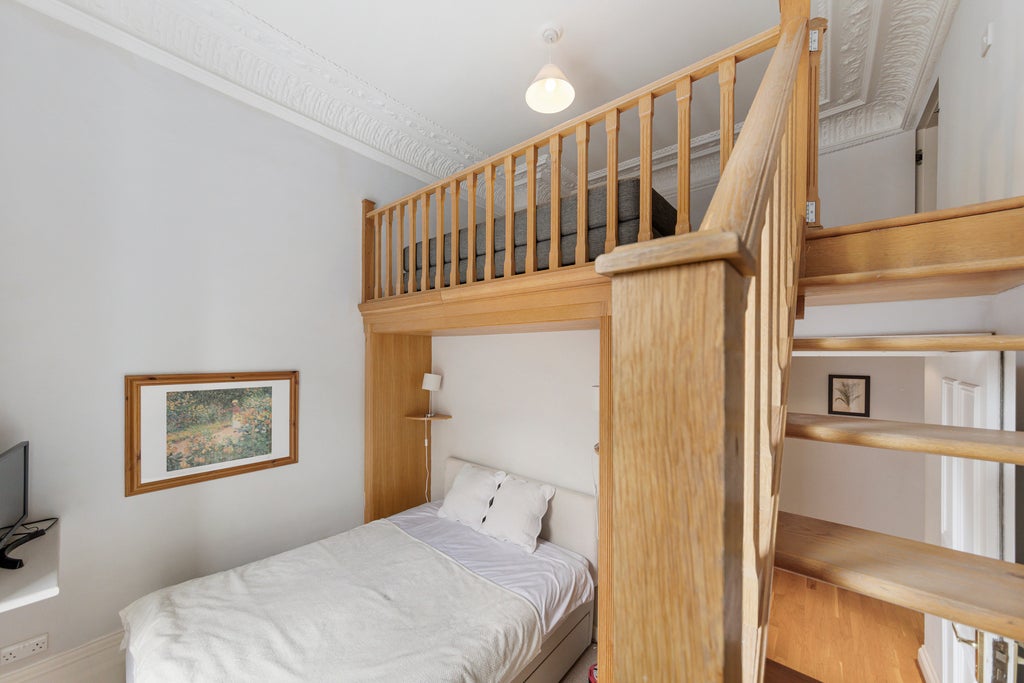 Flat Cornwall Gardens in Greater London