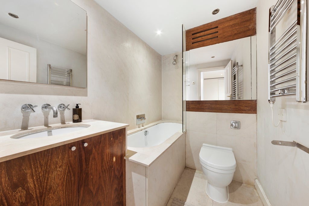 Flat Cornwall Gardens in Greater London