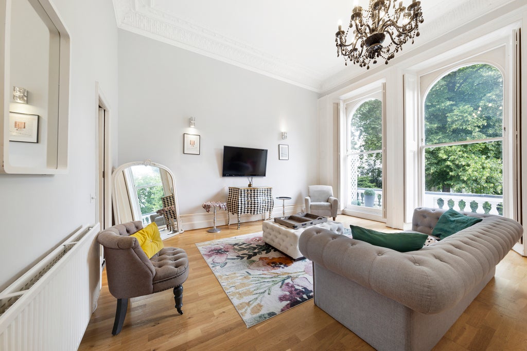 Flat Cornwall Gardens in Greater London