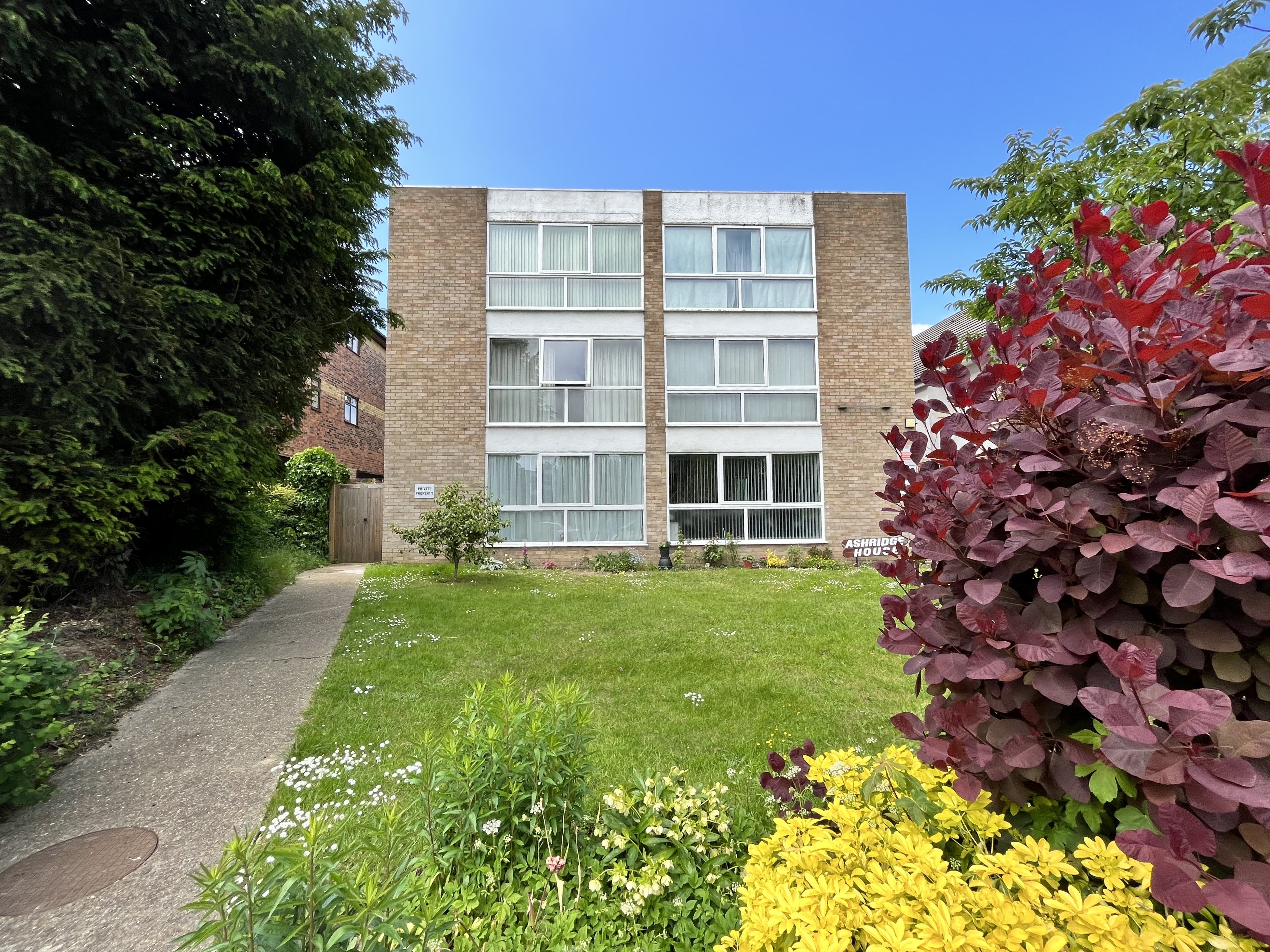 Flat Manor Road in Greater London