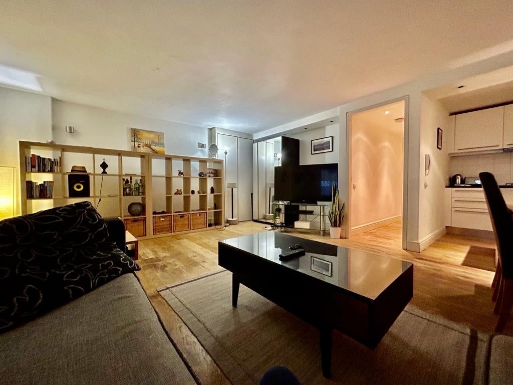 Flat Elias Place in Greater London