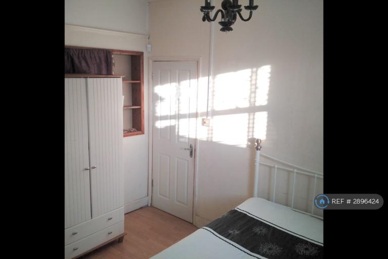 Room Myrtledene Road in Greater London