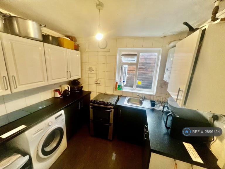 Room Myrtledene Road in Greater London