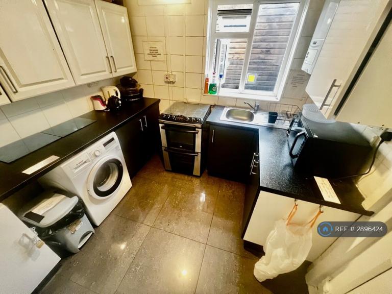 Room Myrtledene Road in Greater London