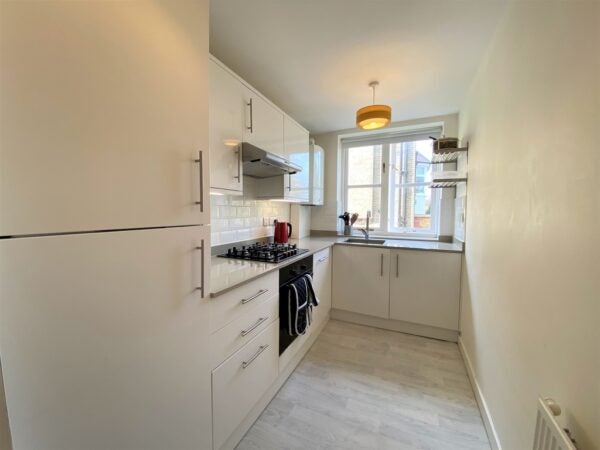 Flat Ellesmere Road in Greater London