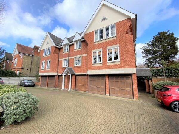 Flat Ellesmere Road in Greater London