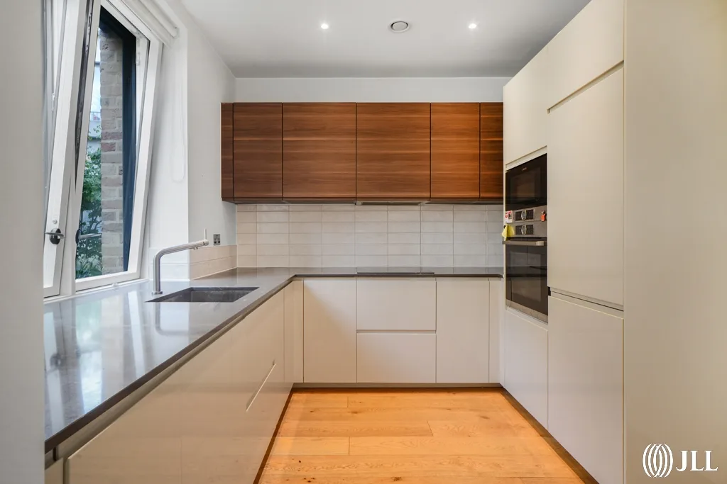 Flat Botanical Mews in Greater London