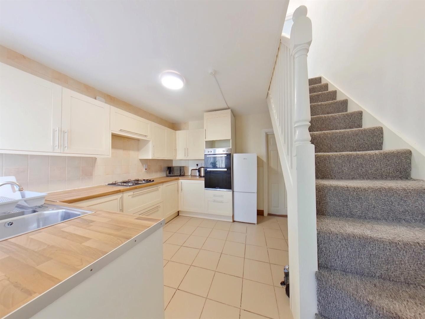 Room Mayfield Road in Gosport