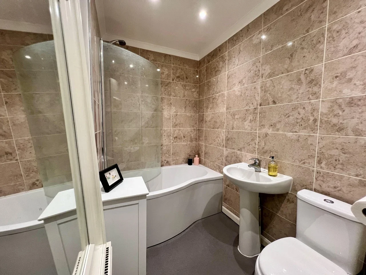 Flat Ewell Road in Greater London