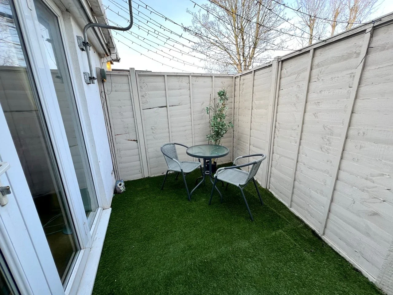 Flat Ewell Road in Greater London