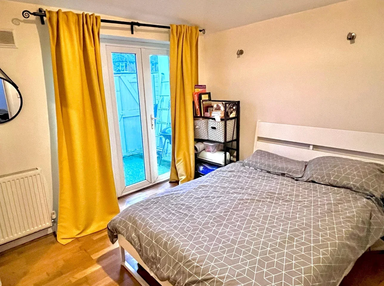Flat Ewell Road in Greater London