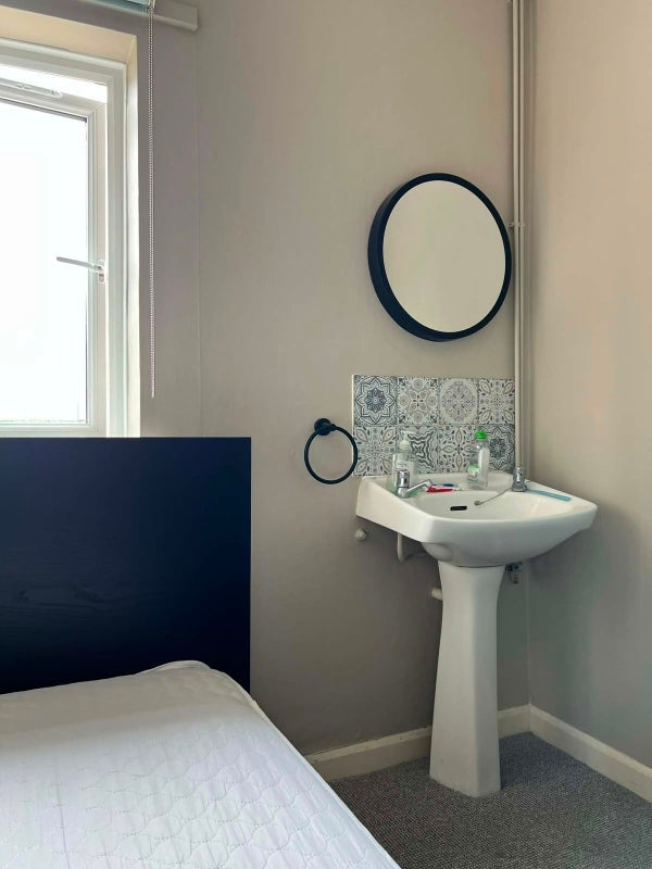 Room Coniston Road in Patchway