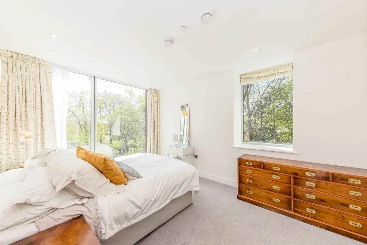 Flat Buckhold Road in Greater London