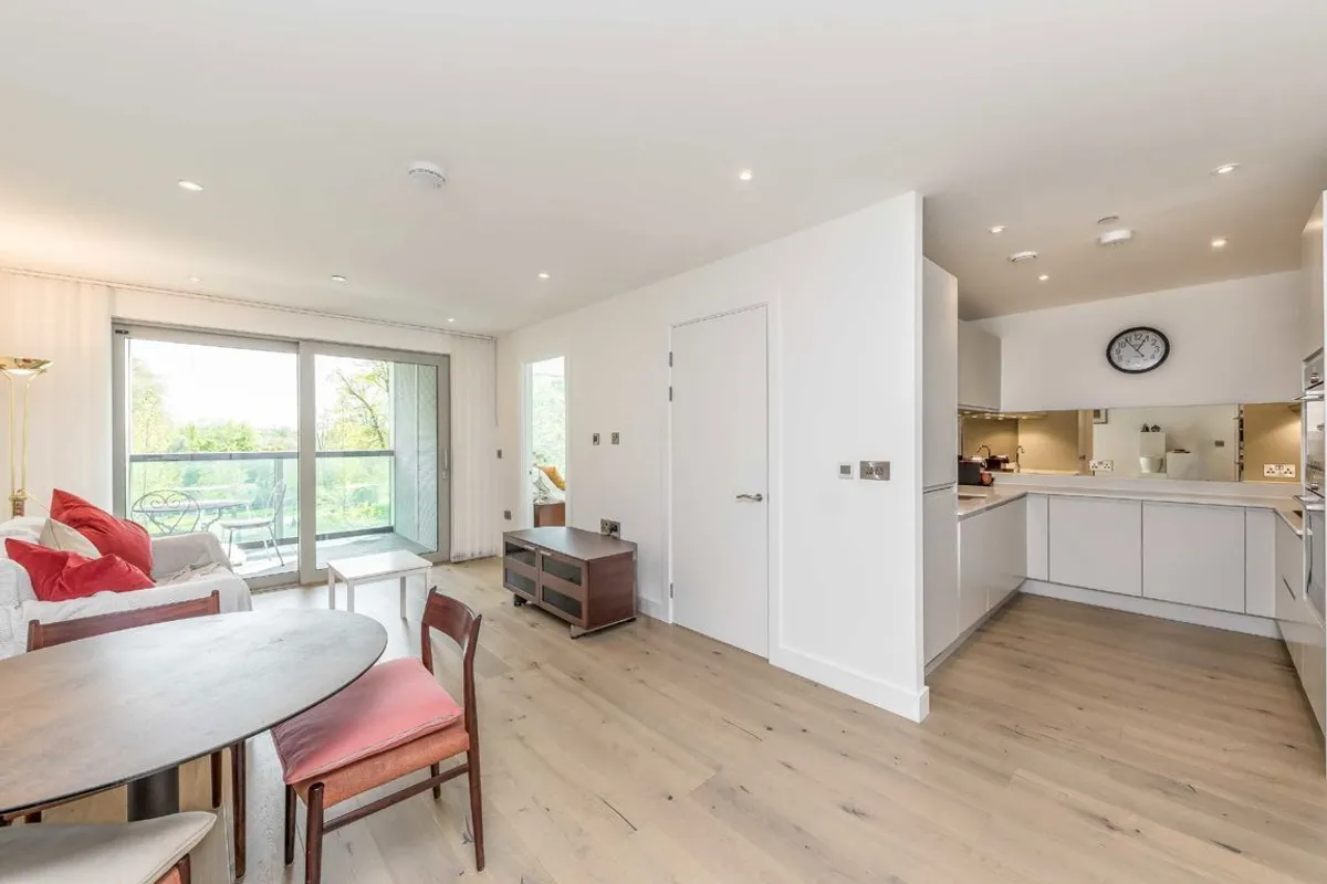Flat Buckhold Road in Greater London