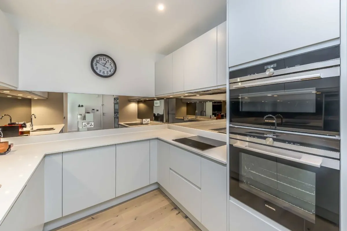 Flat Buckhold Road in Greater London