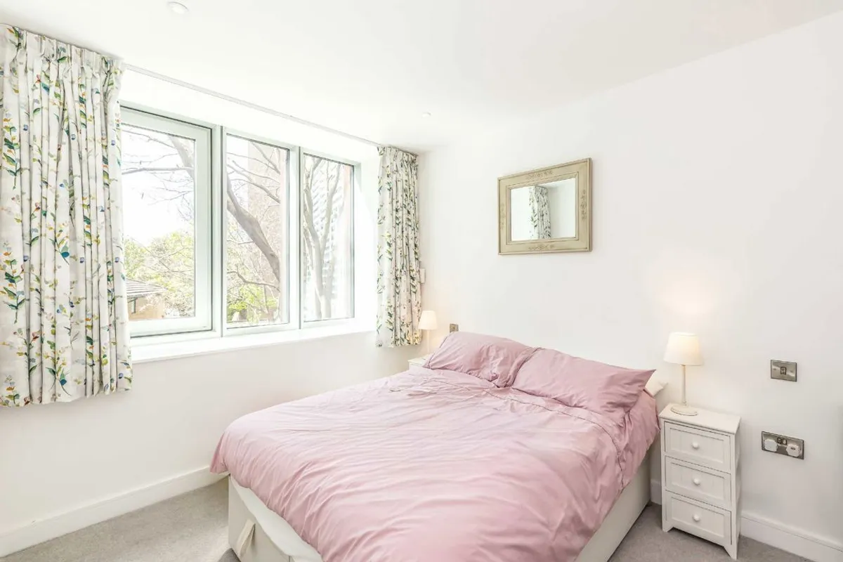 Flat Buckhold Road in Greater London
