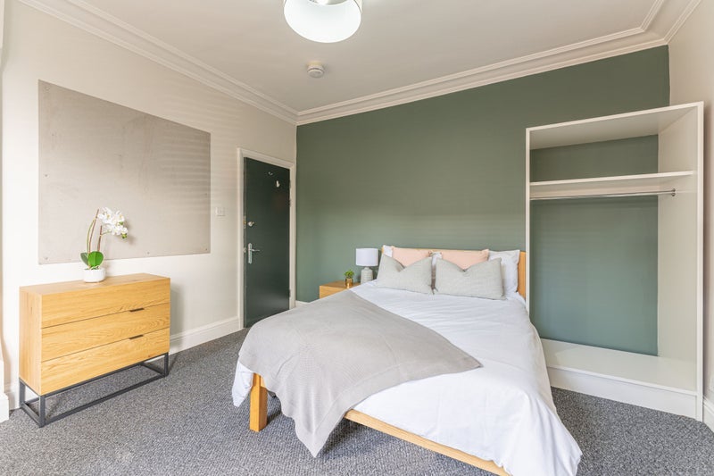 Room Rolleston Drive in Nottingham
