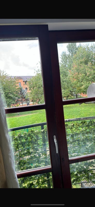 Room Errol Gardens in Glasgow