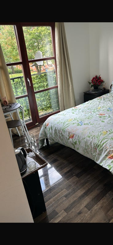 Room Errol Gardens in Glasgow