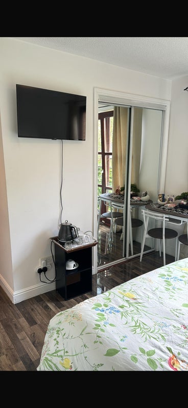 Room Errol Gardens in Glasgow