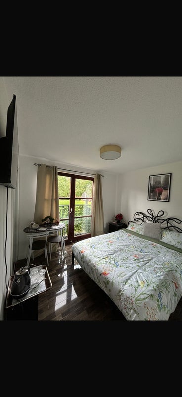 Room Errol Gardens in Glasgow