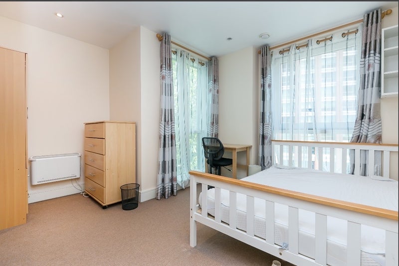 Room Prestons Road in Greater London