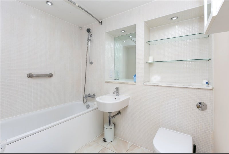 Room Prestons Road in Greater London