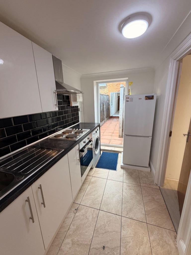 Flat Hampton Road in Greater London