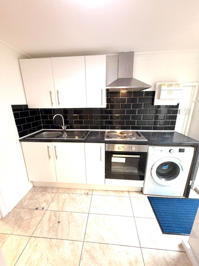 Flat Hampton Road in Greater London