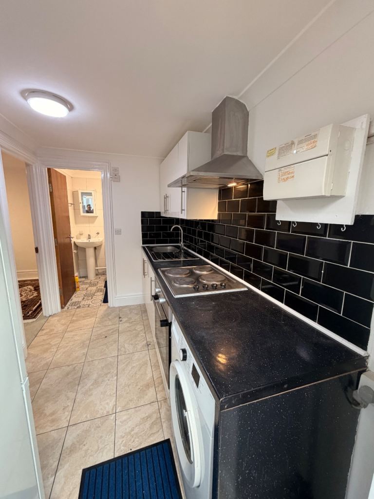 Flat Hampton Road in Greater London