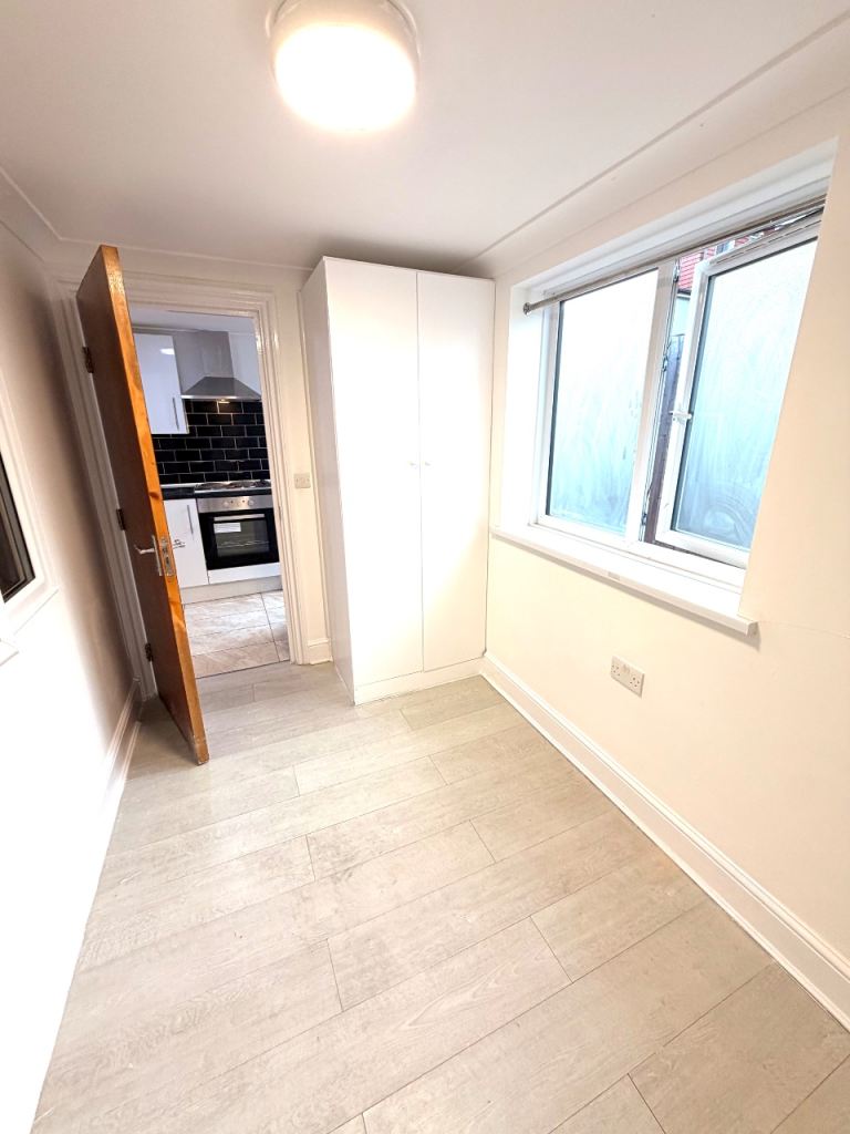 Flat Hampton Road in Greater London