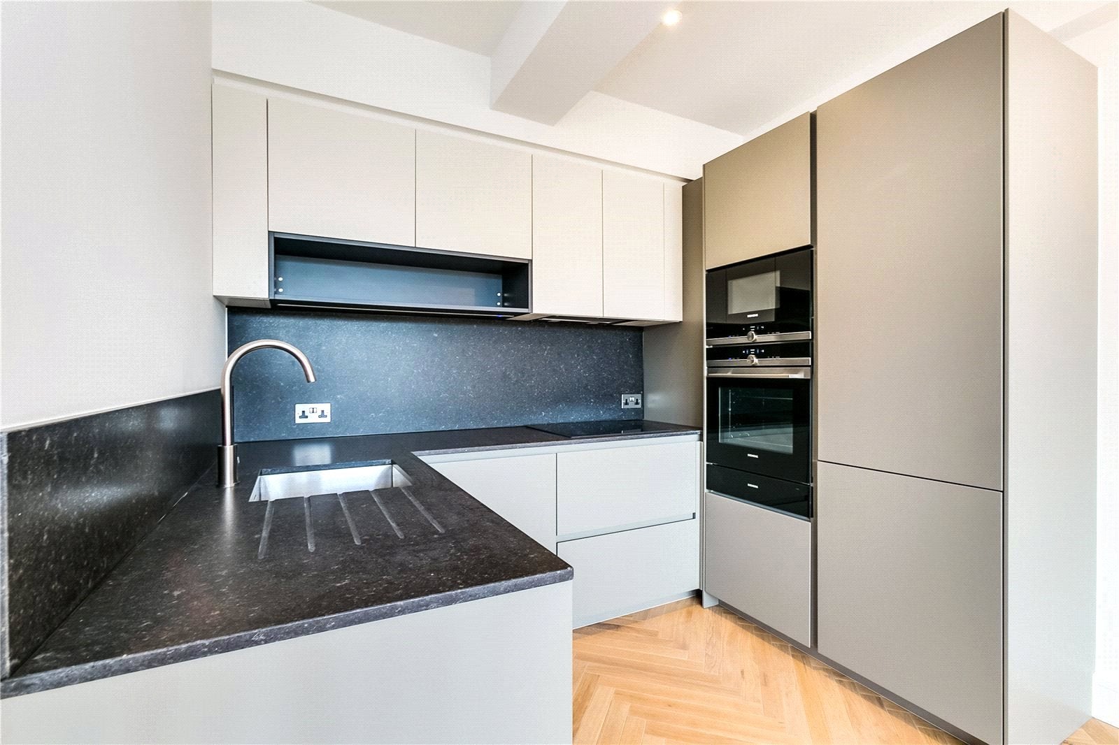 Flat Atalanta Street in Greater London