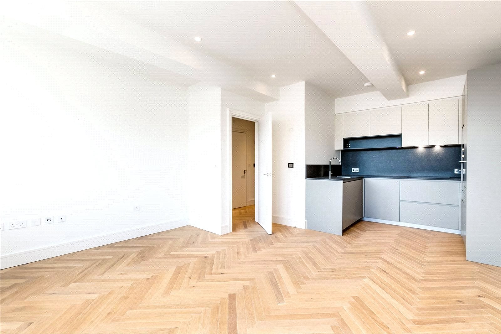 Flat Atalanta Street in Greater London