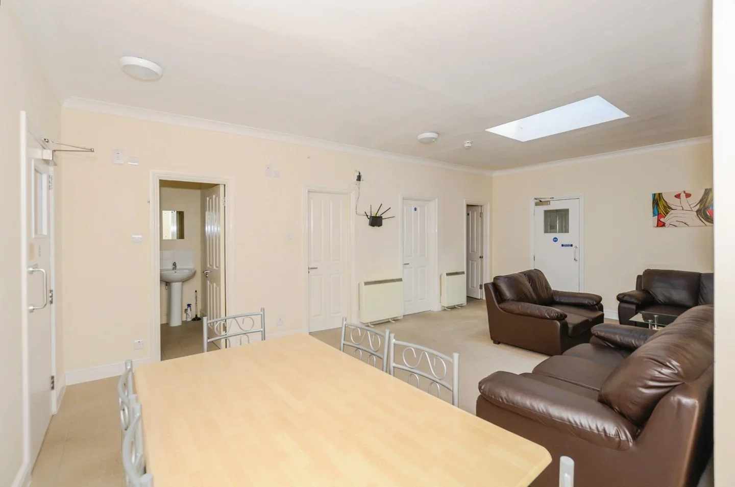Room Golders Green Road in Greater London