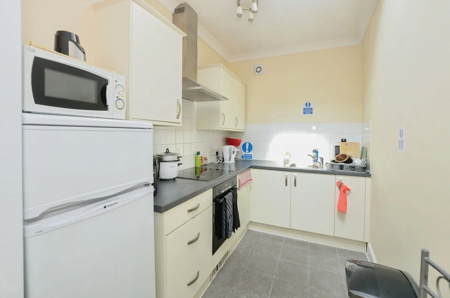 Room Golders Green Road in Greater London