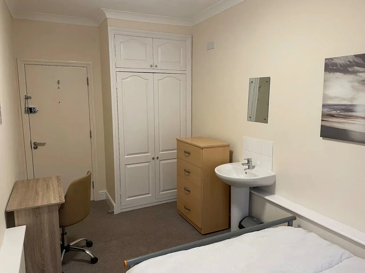 Room Golders Green Road in Greater London