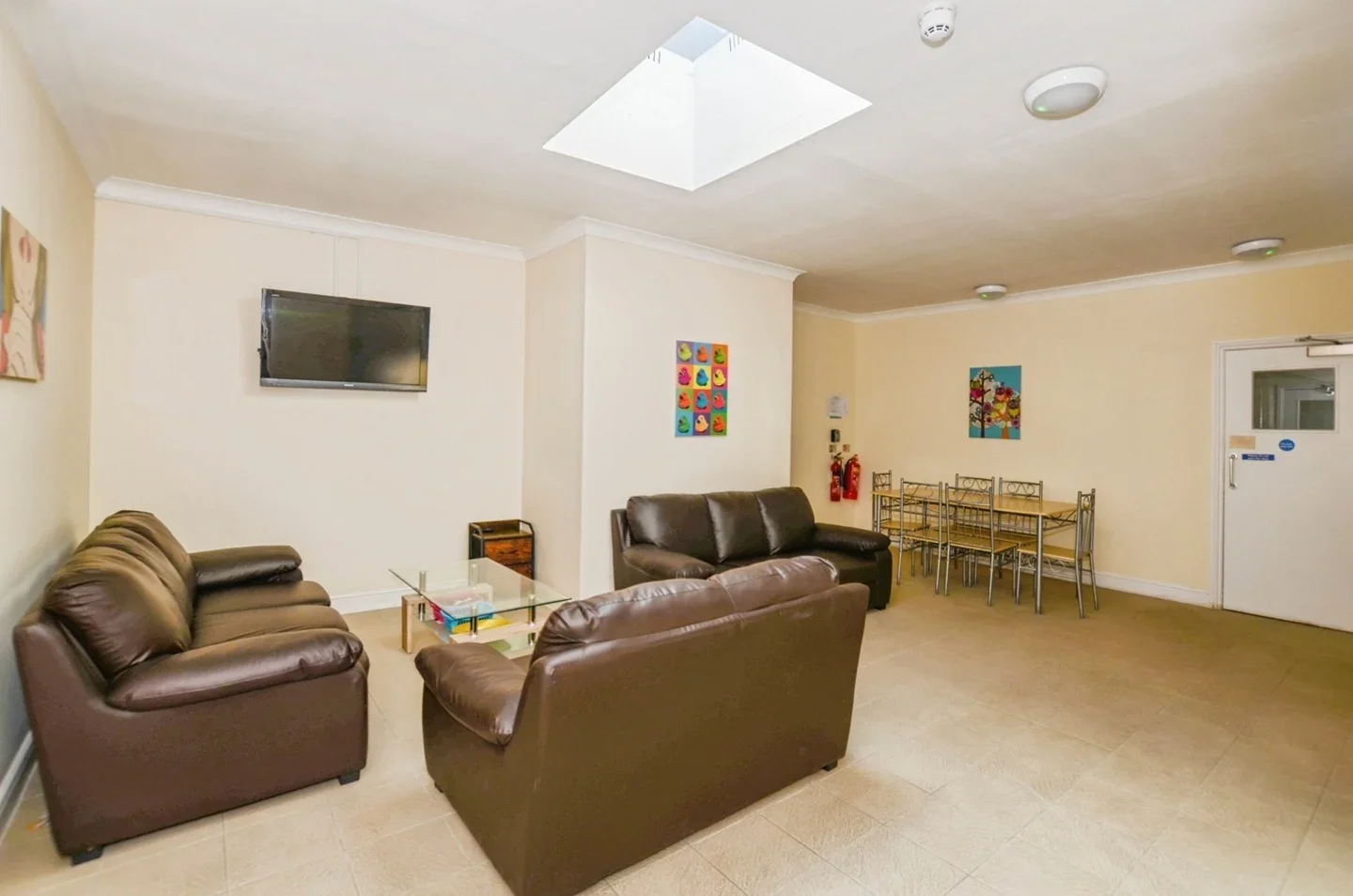 Room Golders Green Road in Greater London