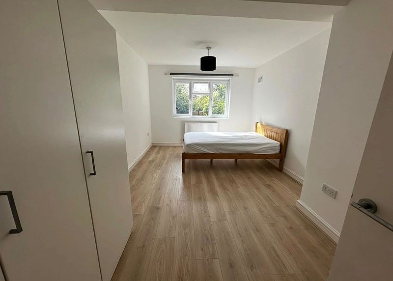 Room Downs Road in Greater London