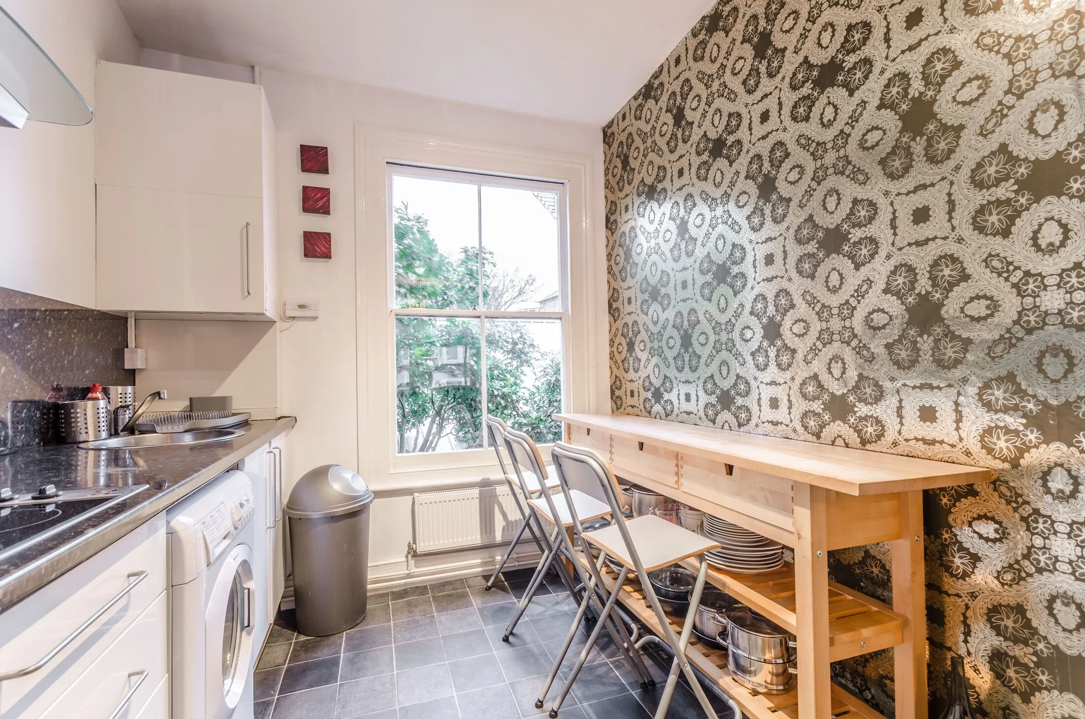 Flat Kenmure Road in Greater London