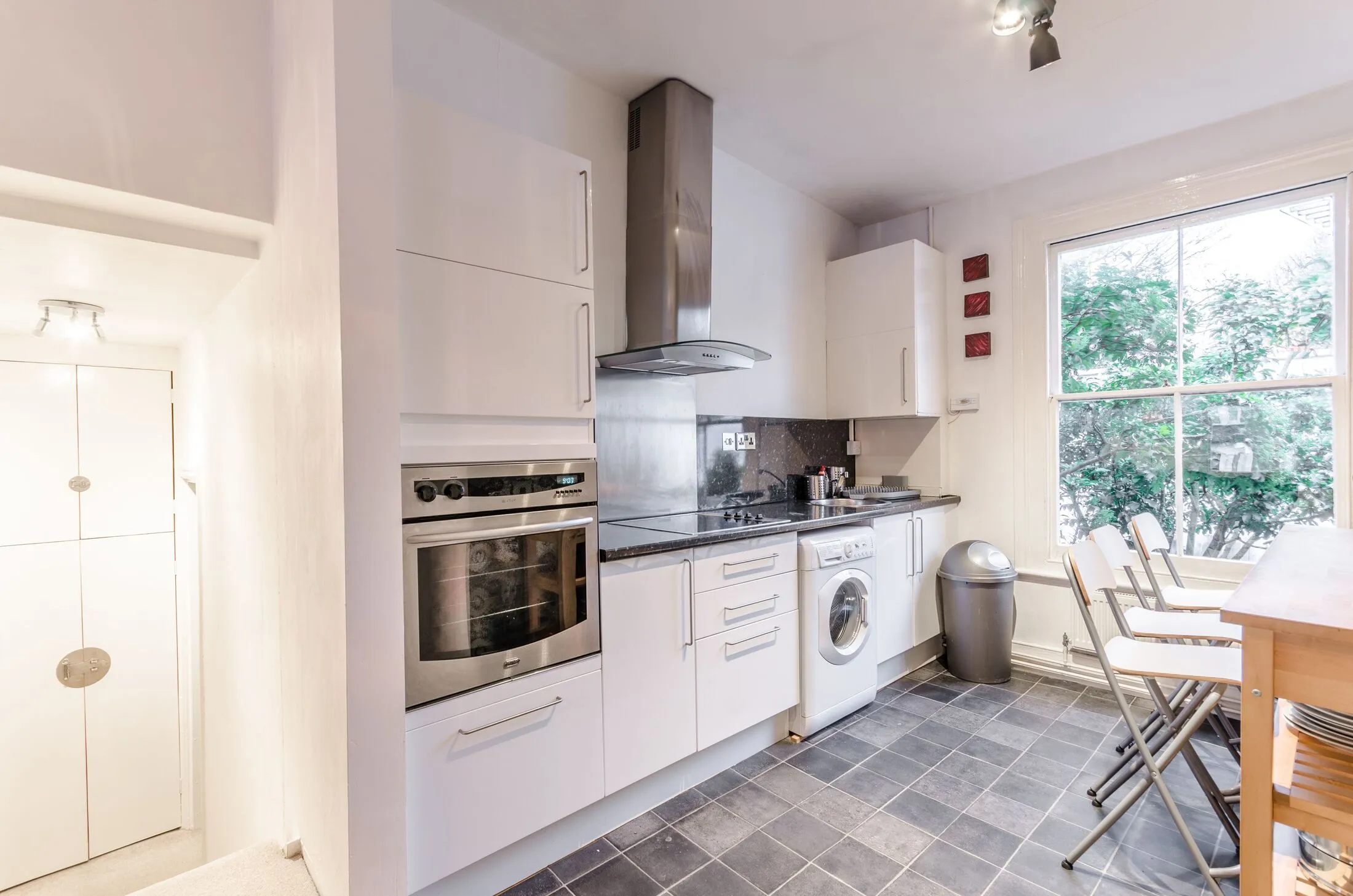 Flat Kenmure Road in Greater London