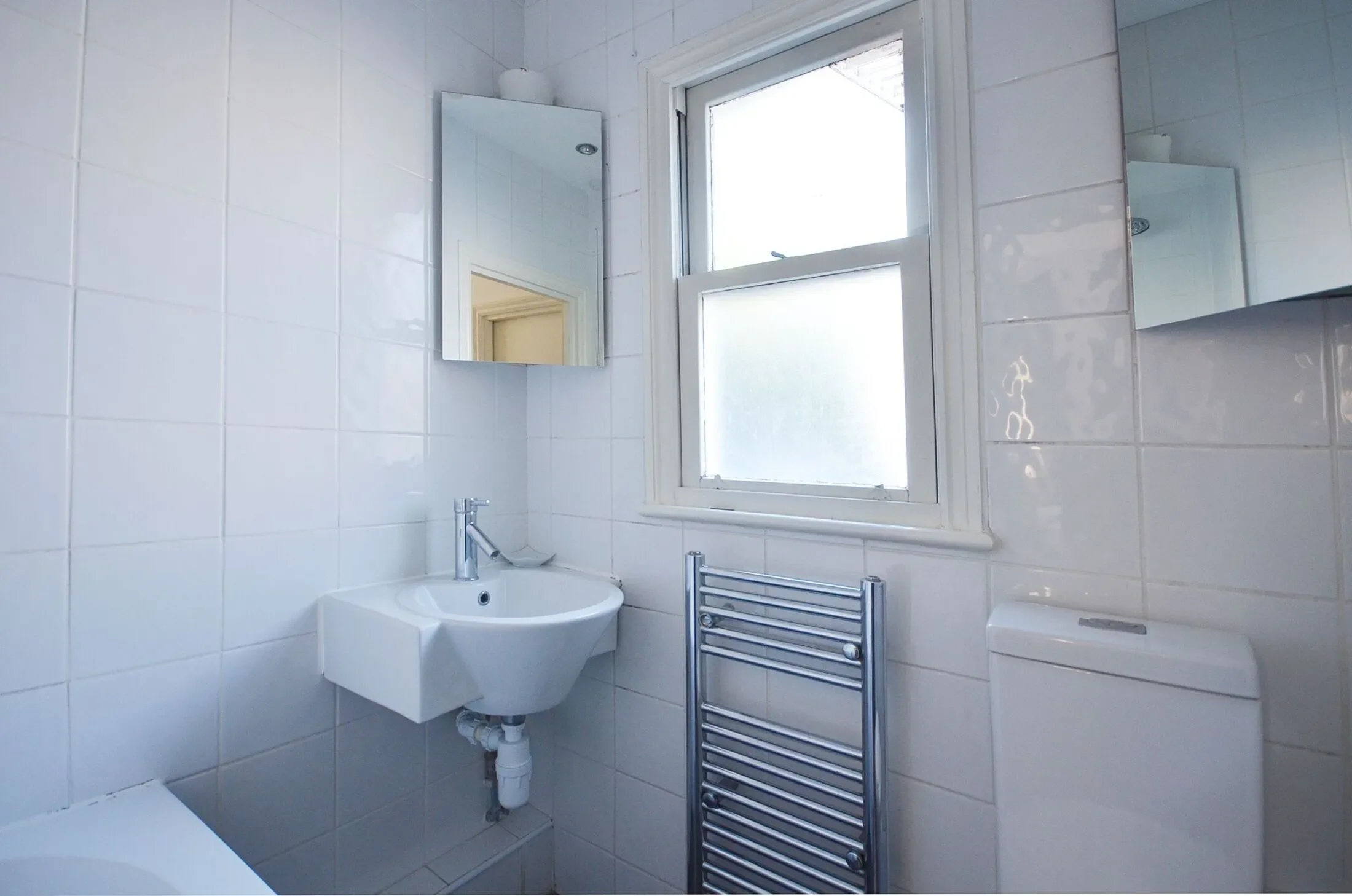 Flat Kenmure Road in Greater London