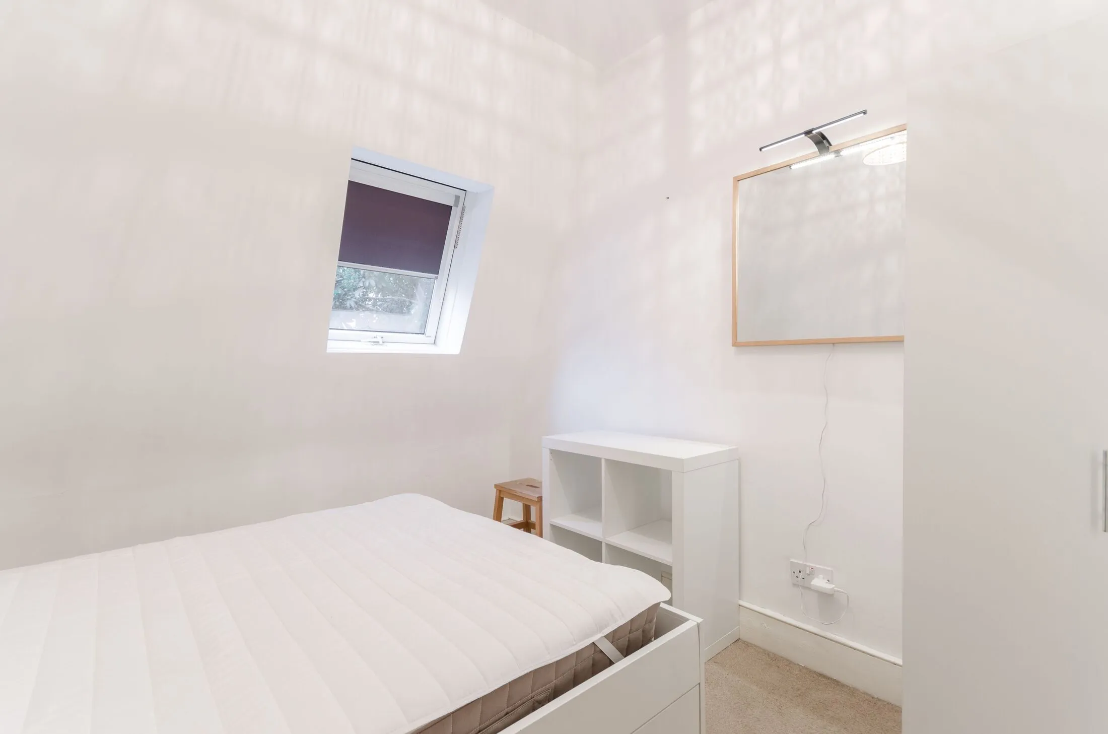 Flat Kenmure Road in Greater London