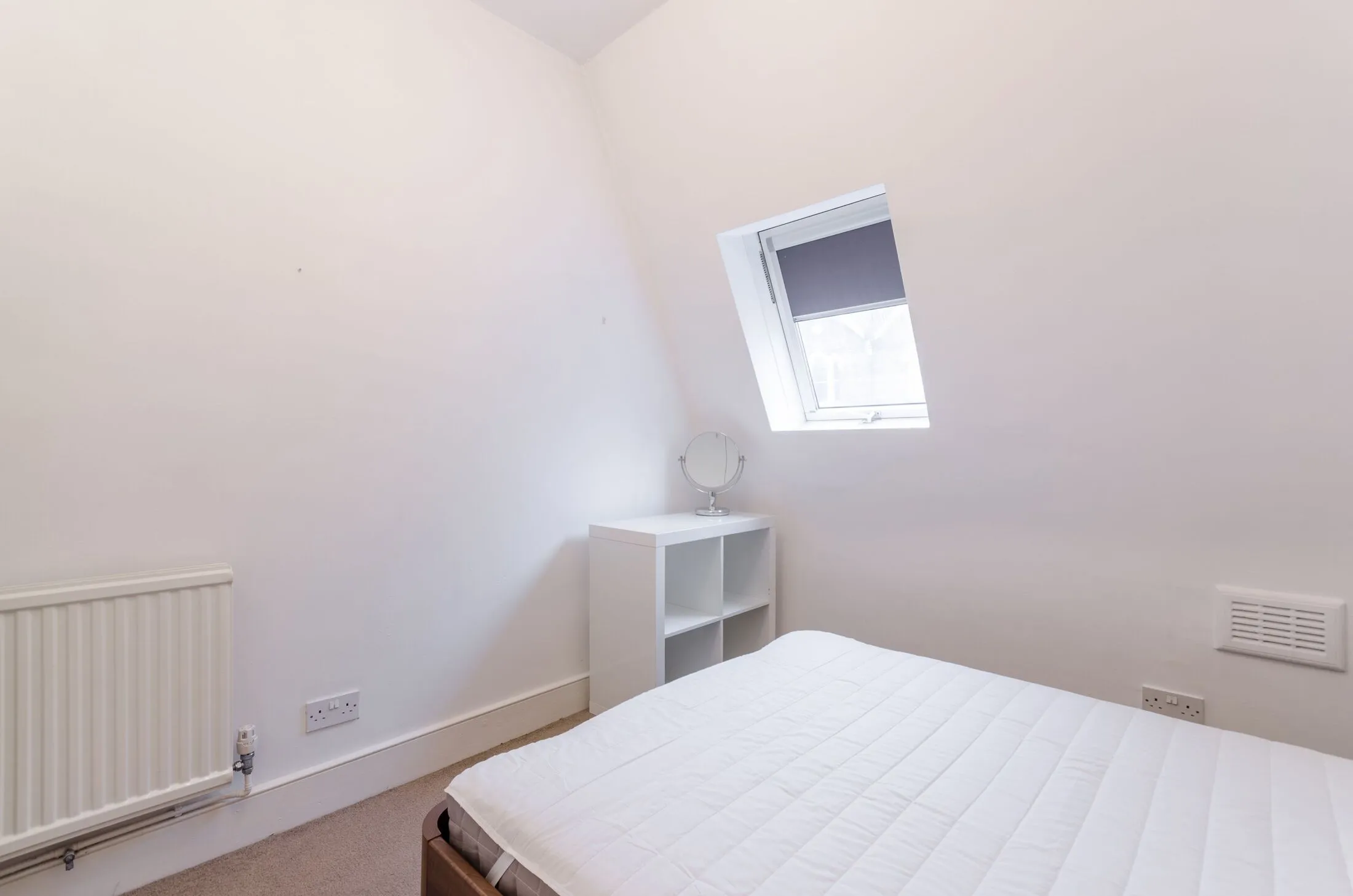 Flat Kenmure Road in Greater London