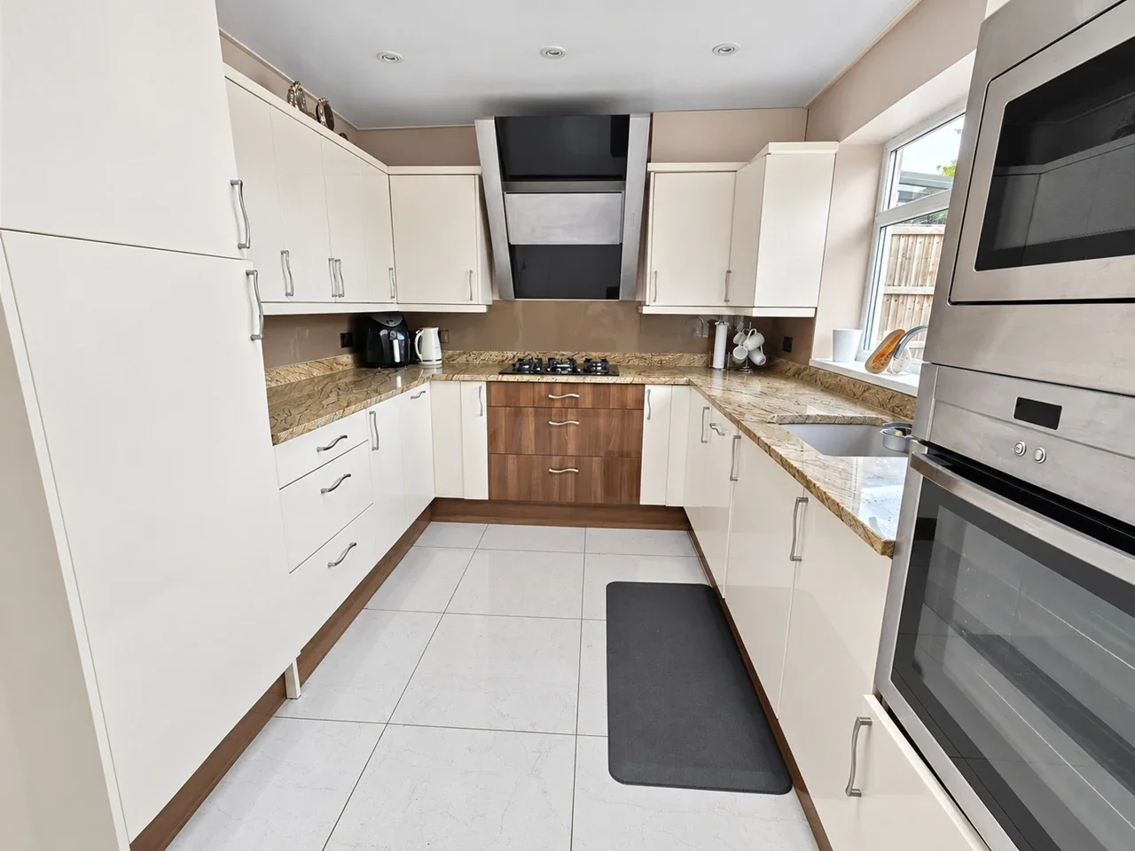 House Belmont Avenue in Greater London