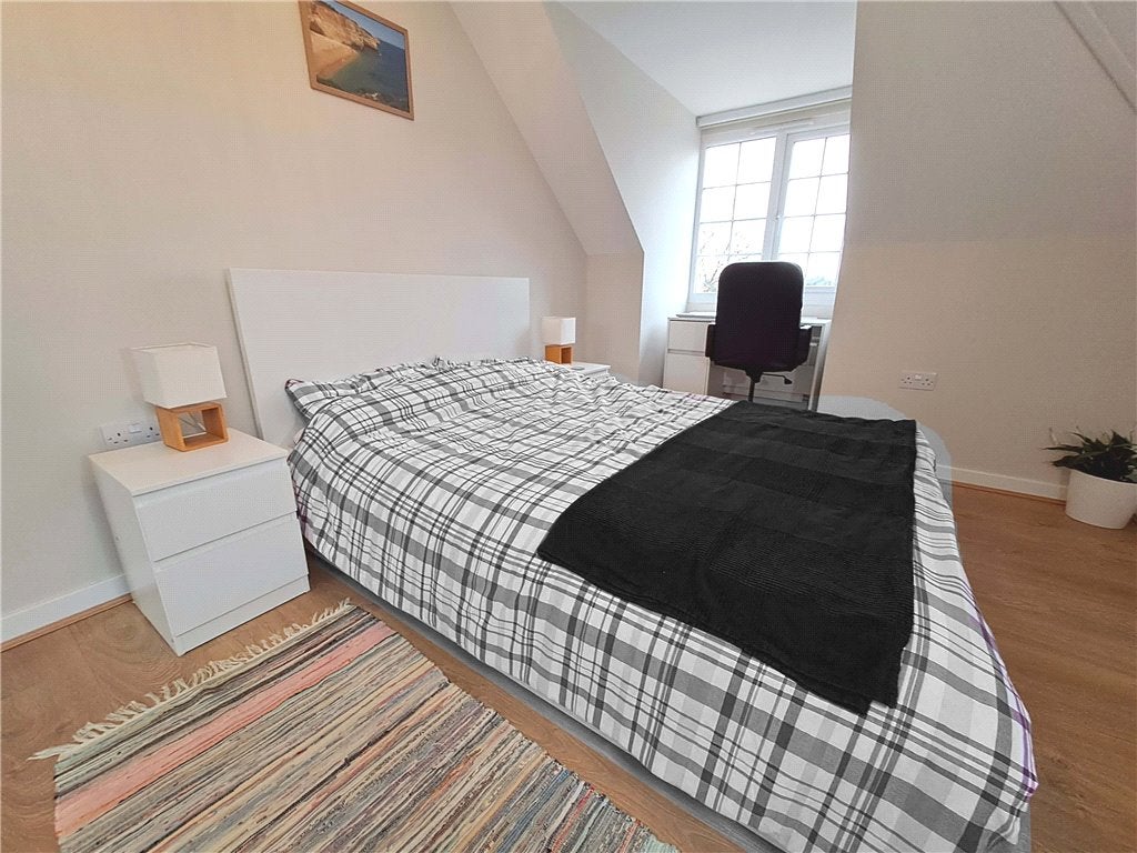 Room Queen Eleanor's Road in Guildford