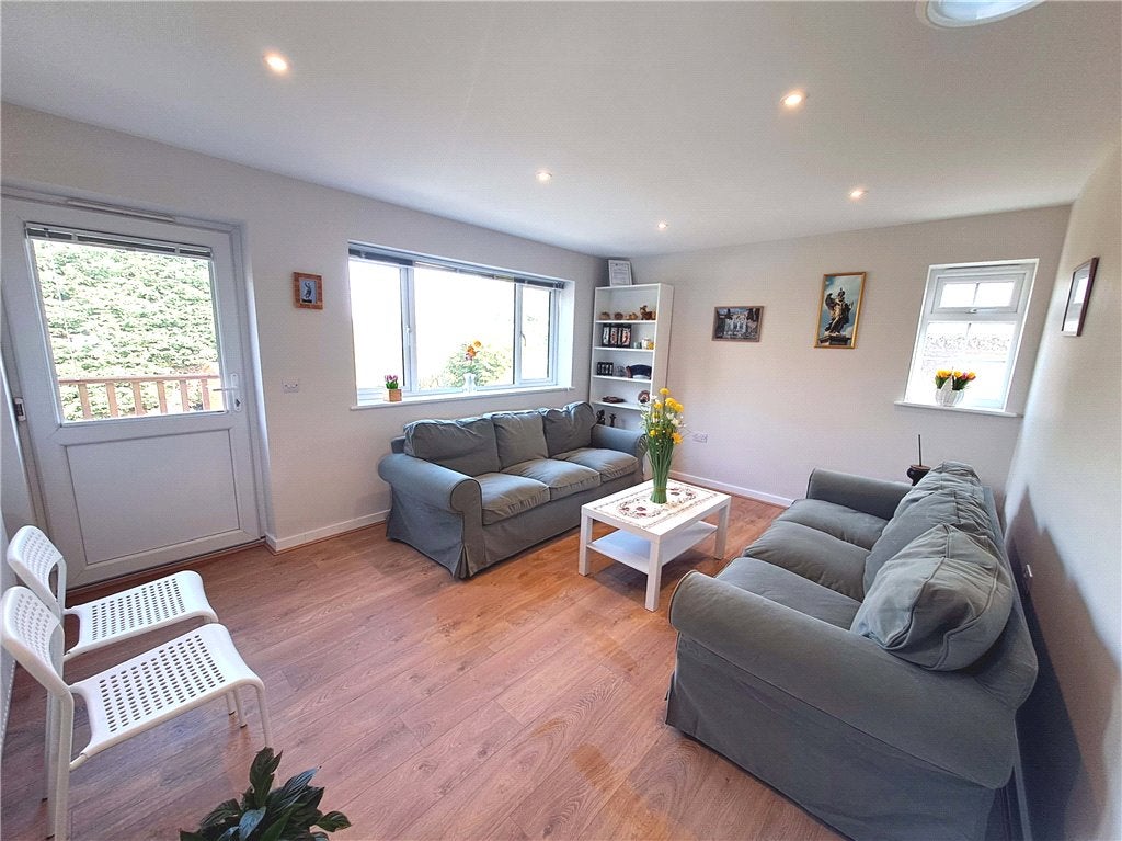 Room Queen Eleanor's Road in Guildford